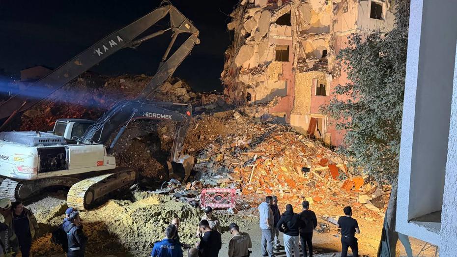 Küçükçekmece'de Kentsel Dönüşüm Çalışmaları Sırasında Bina Çöktü: 3 Yaralı