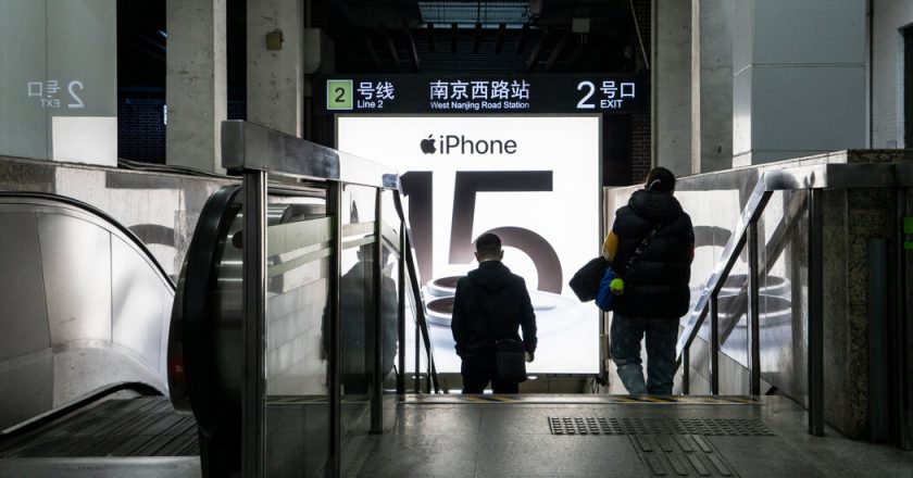 Apple reports declining sales and profits due to iPhone difficulties in China