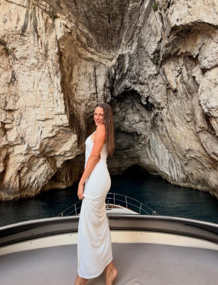 Serenay Sarıkaya lüks teknede tatilde! Bikinili pozları gündemde